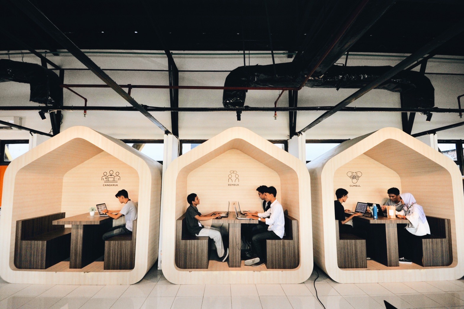 7 Coworking Spaces Surabaya: From Meeting Cute Cats to Mayors!
