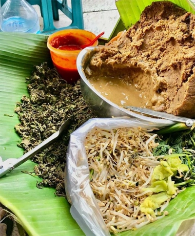 Pecel Semanggi: Intip Keunikan Kuliner Legendaris Surabaya Ini