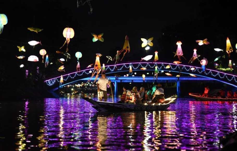 Wisata Sungai Kalimas, Tempat Eksotis Naik Perahu di Surabaya